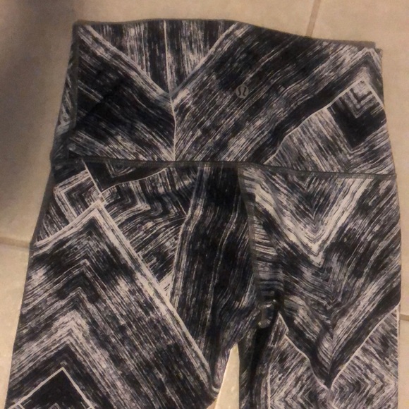 Lululemon high rise leggings Sz 6 - Picture 3 of 6